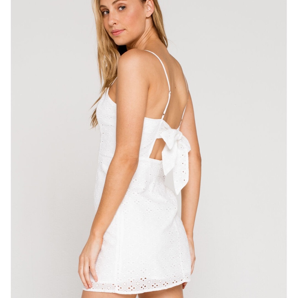 Ivy and Main White Eyelet Tie-Back Dress - Picture 5 of 8